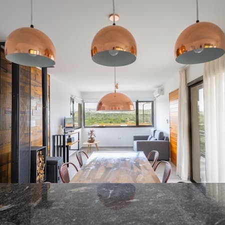 Alojamiento Cabana - living/comedor con salamandra