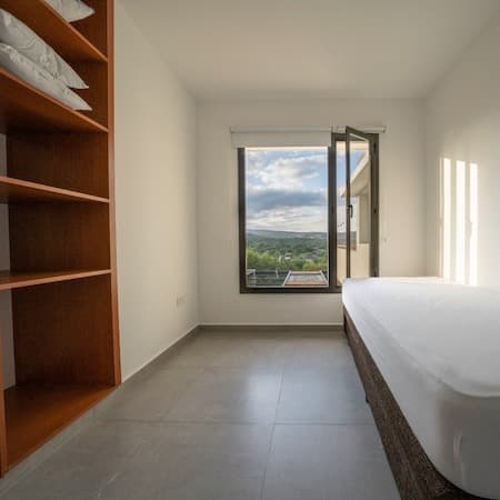 Alojamiento Cabana - segundo dormitorio con vistas a las sierras