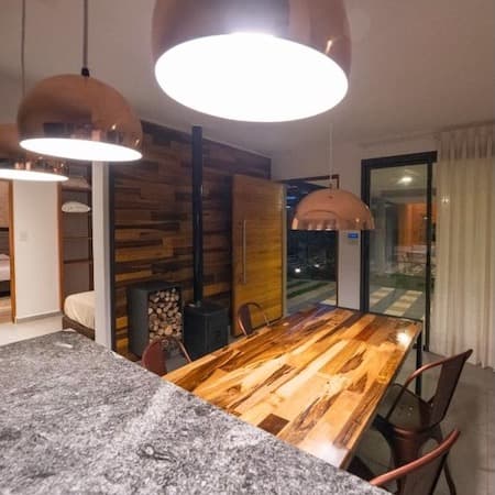 Alojamiento Cala - living/comendor de noche