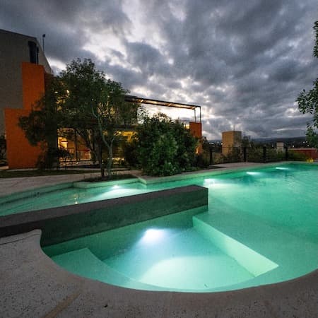 Servicio de hospedaje Calacabana - vista noche pileta