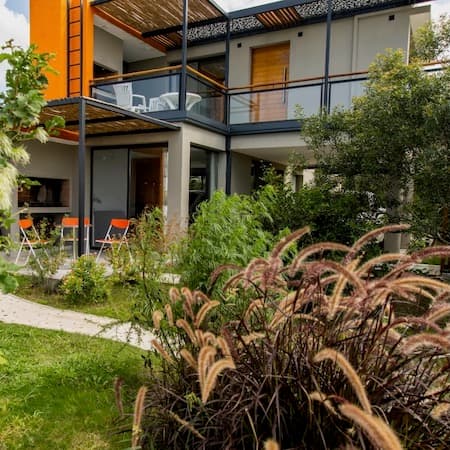 Servicio de hospedaje Calacabana - vista hacia los apartamntos con jardin